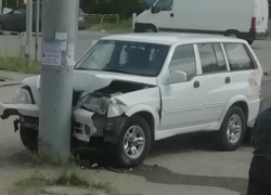 В «сладком поцелуе» слились столб и легковушка в Таганроге В «сладком поцелуе» слились столб и легковушка в Таганроге