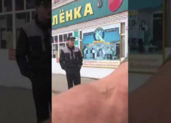 Невоспитанный директор с улицы Щаденко в Таганроге обругал приезжих Невоспитанный директор с улицы Щаденко в Таганроге обругал приезжих