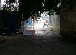 Старое дерево с трещиной в стволе вот-вот упадёт на таганрожцев Старое дерево с трещиной в стволе вот-вот упадёт на таганрожцев