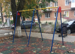 Детоненавистники выдрали с корнями детскую площадку в Таганроге Детоненавистники выдрали с корнями детскую площадку в Таганроге