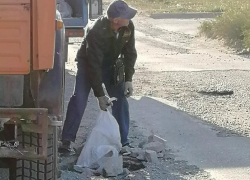 Некий «охранник» завалил ямы строительным мусором на одной из улиц Таганрога Некий «охранник» завалил ямы строительным мусором на одной из улиц Таганрога
