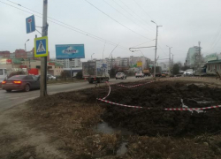В Таганроге взрослые и дети вынуждены ходить по проезжей части из-за многолетней ямы В Таганроге взрослые и дети вынуждены ходить по проезжей части из-за многолетней ямы