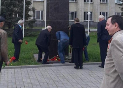 Члены трех политических партий Таганрога возложили цветы к бюсту Ленина, несмотря на самоизоляцию Члены трех политических партий Таганрога возложили цветы к бюсту Ленина, несмотря на самоизоляцию