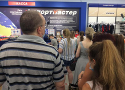 В магазине "Спортмастер", что в ТЦ "Мармелад", в очередях у касс скопление народа В магазине "Спортмастер", что в ТЦ "Мармелад", в очередях у касс скопление народа