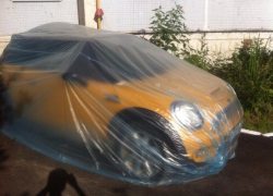 Легковушку, завернутую в целлофан, выбросили у мусорных баков в Таганроге Легковушку, завернутую в целлофан, выбросили у мусорных баков в Таганроге