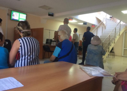Таганрожцам надо простоять полдня в очереди, чтобы попасть в «ТНС Энерго» Таганрожцам надо простоять полдня в очереди, чтобы попасть в «ТНС Энерго»
