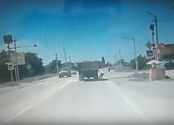 В соцсети появилась видеозапись, как грузовик насмерть сбил таганрожца В соцсети появилась видеозапись, как грузовик насмерть сбил таганрожца