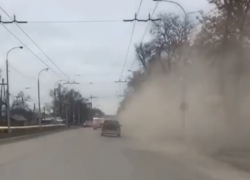 В Таганроге от уборки дорог становится только грязнее В Таганроге от уборки дорог становится только грязнее