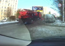 В Таганроге лихач - водитель осыпал гравием и непонятным дерьмом стоящий у обочины автомобиль В Таганроге лихач - водитель осыпал гравием и непонятным дерьмом стоящий у обочины автомобиль