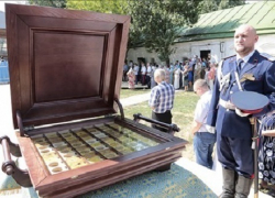В Ростовский кафедральный собор передали найденные в Таганроге мощи святых В Ростовский кафедральный собор передали найденные в Таганроге мощи святых