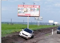 На трассе Ростов-Таганрог надолго увяз в грязи хитрый «обочечник» На трассе Ростов-Таганрог надолго увяз в грязи хитрый «обочечник»