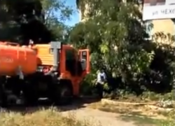 Заботливые люди подогнали целый водовоз, чтобы полить три завядших цветочка на клумбе Заботливые люди подогнали целый водовоз, чтобы полить три завядших цветочка на клумбе