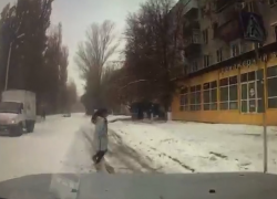 В сети появилась видеозапись виновника ДТП на улице Лизы Чайкиной в Таганроге В сети появилась видеозапись виновника ДТП на улице Лизы Чайкиной в Таганроге