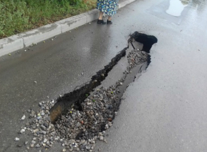 В Таганроге после ливня провалился асфальт по улице Михайловской В Таганроге после ливня провалился асфальт по улице Михайловской