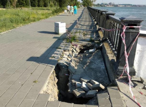 Пушкинская набережная в Таганроге разваливается на глазах Пушкинская набережная в Таганроге разваливается на глазах
