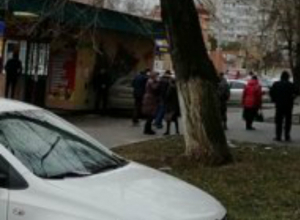 Автохамы, не робея и не краснея, паркуются на тротуарах Таганрога Автохамы, не робея и не краснея, паркуются на тротуарах Таганрога