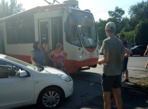 В Таганроге автоледи не заметила трамвай и попала в ДТП В Таганроге автоледи не заметила трамвай и попала в ДТП