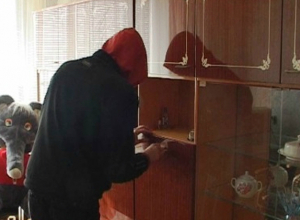 Таганрожец с сайта обокрал женщину, к которой пришел наниматься на работу Таганрожец с сайта обокрал женщину, к которой пришел наниматься на работу
