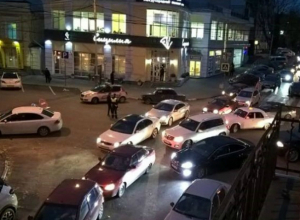 Движение транспорта на центральных улицах Таганрога заморозят из-за киносъемок Движение транспорта на центральных улицах Таганрога заморозят из-за киносъемок