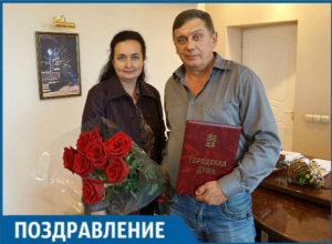 Таганрогского фотографа Сергея Копылова наградила почетной грамотой глава города Таганрогского фотографа Сергея Копылова наградила почетной грамотой глава города