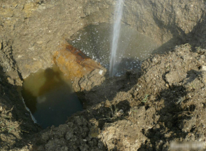 Движение в центре Таганрога перекрыли из-за прорыва водопроводной трубы Движение в центре Таганрога перекрыли из-за прорыва водопроводной трубы