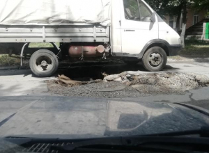 В Таганроге под газелью обвалилась земля и заблокировала выезд В Таганроге под газелью обвалилась земля и заблокировала выезд
