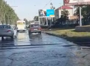 По реке из питьевой воды ездят таганрожцы на улице Дзержинского По реке из питьевой воды ездят таганрожцы на улице Дзержинского