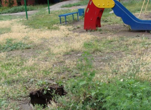В Таганроге дети вынуждены играть между провалами с кипятком В Таганроге дети вынуждены играть между провалами с кипятком