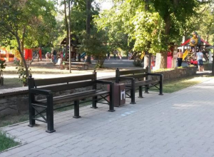 Таганрожец, размышляя о прекрасном, возмутился уродству лавочек и урн в парке им. Горького Таганрожец, размышляя о прекрасном, возмутился уродству лавочек и урн в парке им. Горького