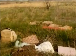 Строительный мусор выбросили в поле под Таганрогом Строительный мусор выбросили в поле под Таганрогом