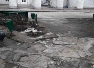Беспокоимся за детей – не получат ли травмы возле ДК Дмитрова Беспокоимся за детей – не получат ли травмы возле ДК Дмитрова