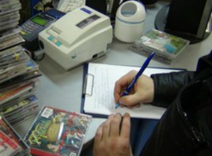 Полмиллиона рублей на продаже CD и DVD дисков украл у правообладателей пират из Таганрога Полмиллиона рублей на продаже CD и DVD дисков украл у правообладателей пират из Таганрога