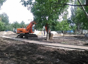 В самом разгаре благоустройство сквера на улице Театральная в Таганроге В самом разгаре благоустройство сквера на улице Театральная в Таганроге
