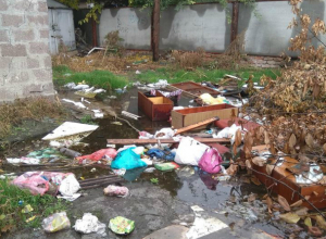 На улице Дзержинского в Таганроге уже наступил мусорный коллапс На улице Дзержинского в Таганроге уже наступил мусорный коллапс