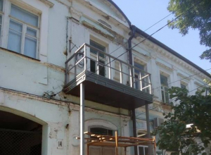 В Таганроге изуродовали старинный дом в центре города В Таганроге изуродовали старинный дом в центре города