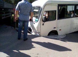 В Таганроге под землю ушла маршрутка В Таганроге под землю ушла маршрутка