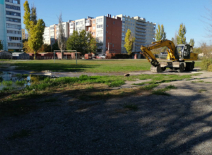 Территория возле школы №36 в Таганроге утопает в грязи и воде Территория возле школы №36 в Таганроге утопает в грязи и воде