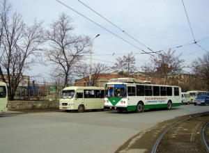 Перебегавшая дорогу женщина попала под колеса пассажирского автобуса в Таганроге Перебегавшая дорогу женщина попала под колеса пассажирского автобуса в Таганроге