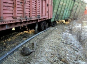 По облепленным грязью рельсам вагон покатился под откос в Таганроге По облепленным грязью рельсам вагон покатился под откос в Таганроге