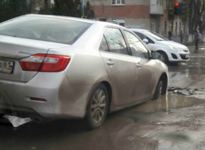 Иномарка попала в дорожный «капкан» на улице Пальмиро Тольятти в Таганроге Иномарка попала в дорожный «капкан» на улице Пальмиро Тольятти в Таганроге