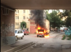 В Таганроге автоледи едва успела выбежать из горящей машины В Таганроге автоледи едва успела выбежать из горящей машины