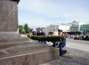 Первые лица Таганрога возложили цветы к воинским захоронениям Первые лица Таганрога возложили цветы к воинским захоронениям