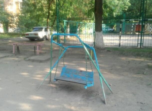 Детям из нескольких дворов приходится играть на аварийной игровой площадке в Таганроге Детям из нескольких дворов приходится играть на аварийной игровой площадке в Таганроге