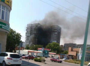 В Таганроге полыхает печально известная 17-тиэтажка В Таганроге полыхает печально известная 17-тиэтажка