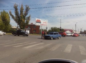 На злополучном перекрестке мопедист угодил под колеса легковушки На злополучном перекрестке мопедист угодил под колеса легковушки