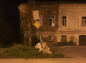 В центре внимания в Таганроге стал одинокий столб в окружении свалки В центре внимания в Таганроге стал одинокий столб в окружении свалки