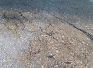 В двух районах Таганрога из-под земли не перестает течь вода В двух районах Таганрога из-под земли не перестает течь вода