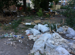 На месте снесенных гаражей в Таганроге горожане организовали свалку На месте снесенных гаражей в Таганроге горожане организовали свалку