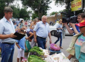В Таганроге бабушек-зеленушек загоняют на территорию рынков В Таганроге бабушек-зеленушек загоняют на территорию рынков