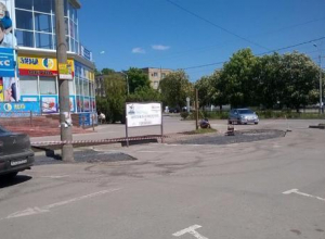 Предприниматели- добровольцы ремонтируют асфальт в Таганроге за свой счет Предприниматели- добровольцы ремонтируют асфальт в Таганроге за свой счет